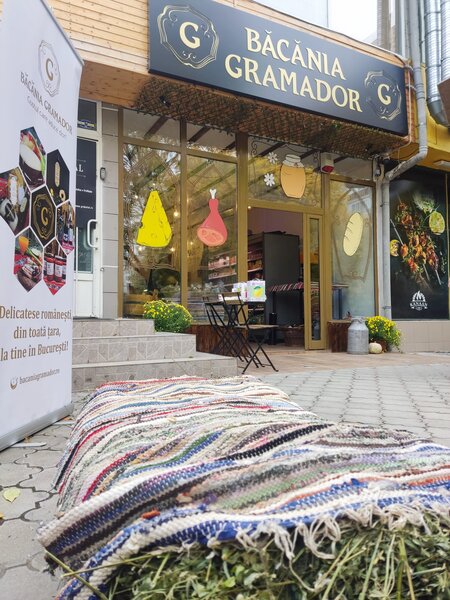 Lucrator comercial zona Tineretului.
